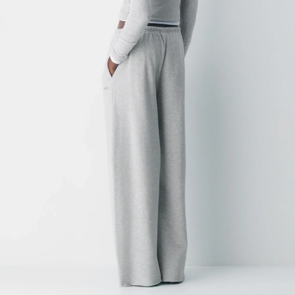 Aritzia Cozy Sweatfleece Mega Flutter™ Sweatpant in Heather Chrome - Picture 4 of 9